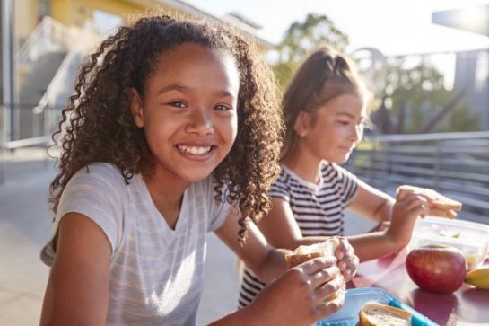 children eating lunch